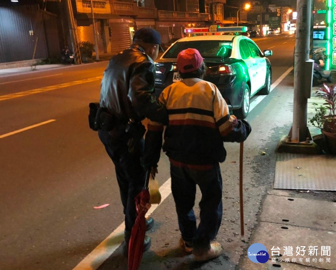 老翁寒夜路倒蹲坐路旁,員警細心照料協助返家