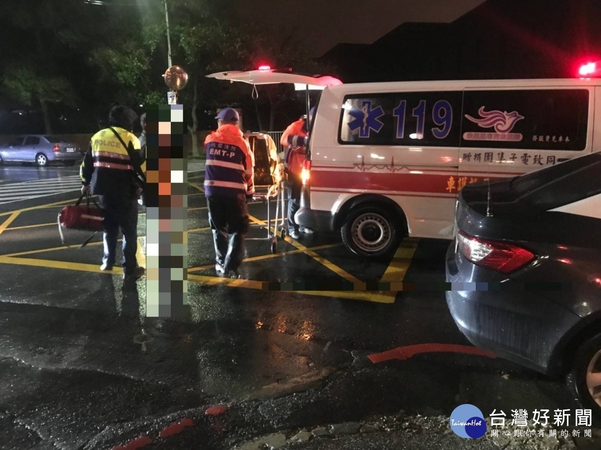 男子吞藥尋短,巡警即時發現急召救護車前來救助。