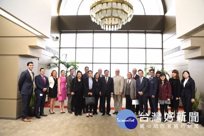 鄭市長於聖貝納迪諾郡(San Bernardino County)政府合照