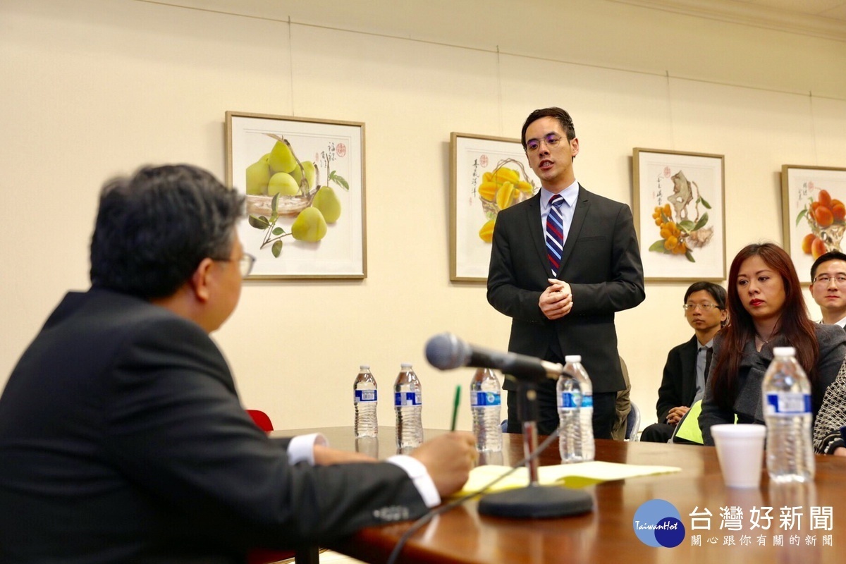 桃園市長鄭文燦在美參訪大洛杉磯台灣會館與台美青年進行座談,與現場的台美青年進行雙向溝通。
