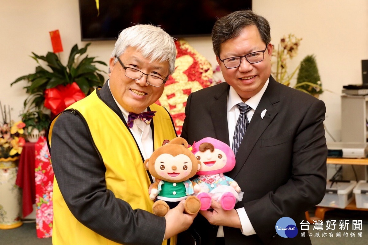 桃園市長鄭文燦參加「2019南加州台灣客家會年會」中,致贈桃園市的吉祥物「ㄚ桃、園哥」。