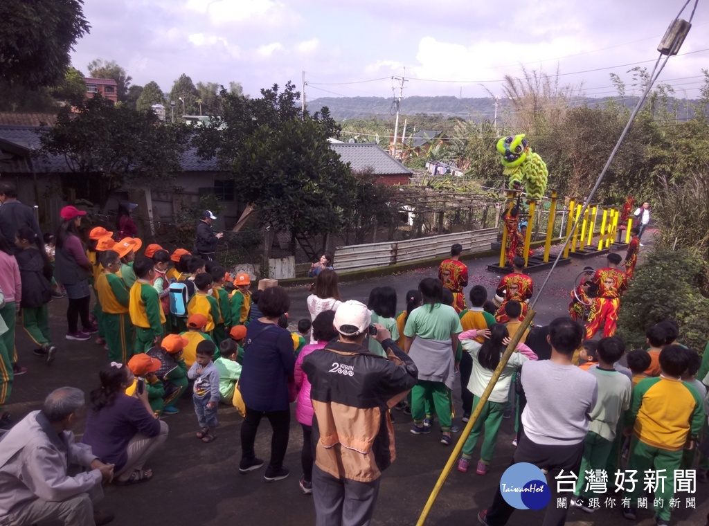 大溪合安宮慶土地公生，學生們表演太鼓，善信也以舞龍、醒獅跳樁方式來祝壽，場面熱烈。