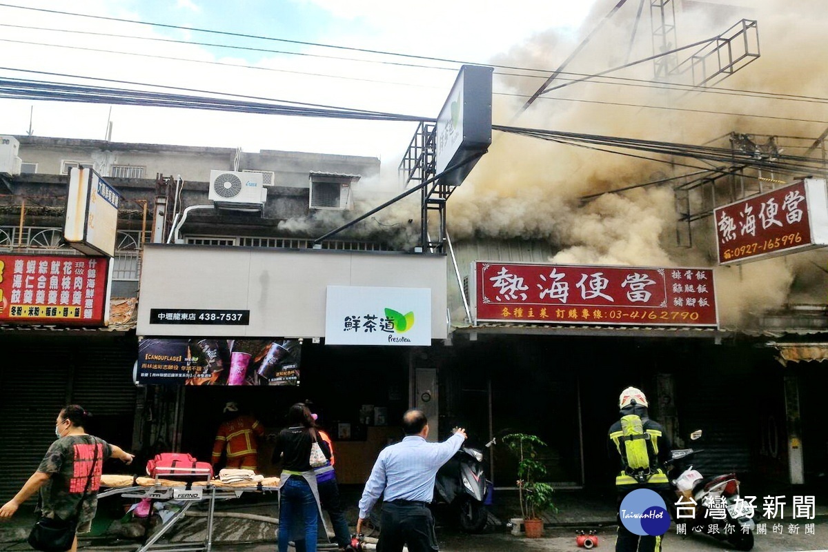 桃園市中壢區龍東路熱海便當店火警，現場濃煙蔽日。