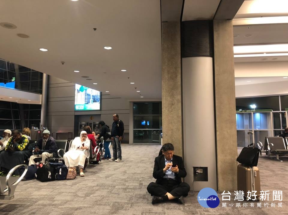 柯P在以國機場席地坐充手機電　立委要追究駐外單位責任　柯P：Stupid 台灣好新聞 第1張