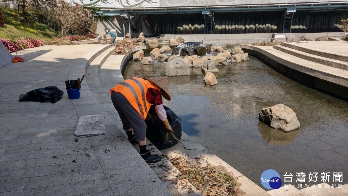 柳川藍帶水岸卡垃圾 中市府：已派員清理