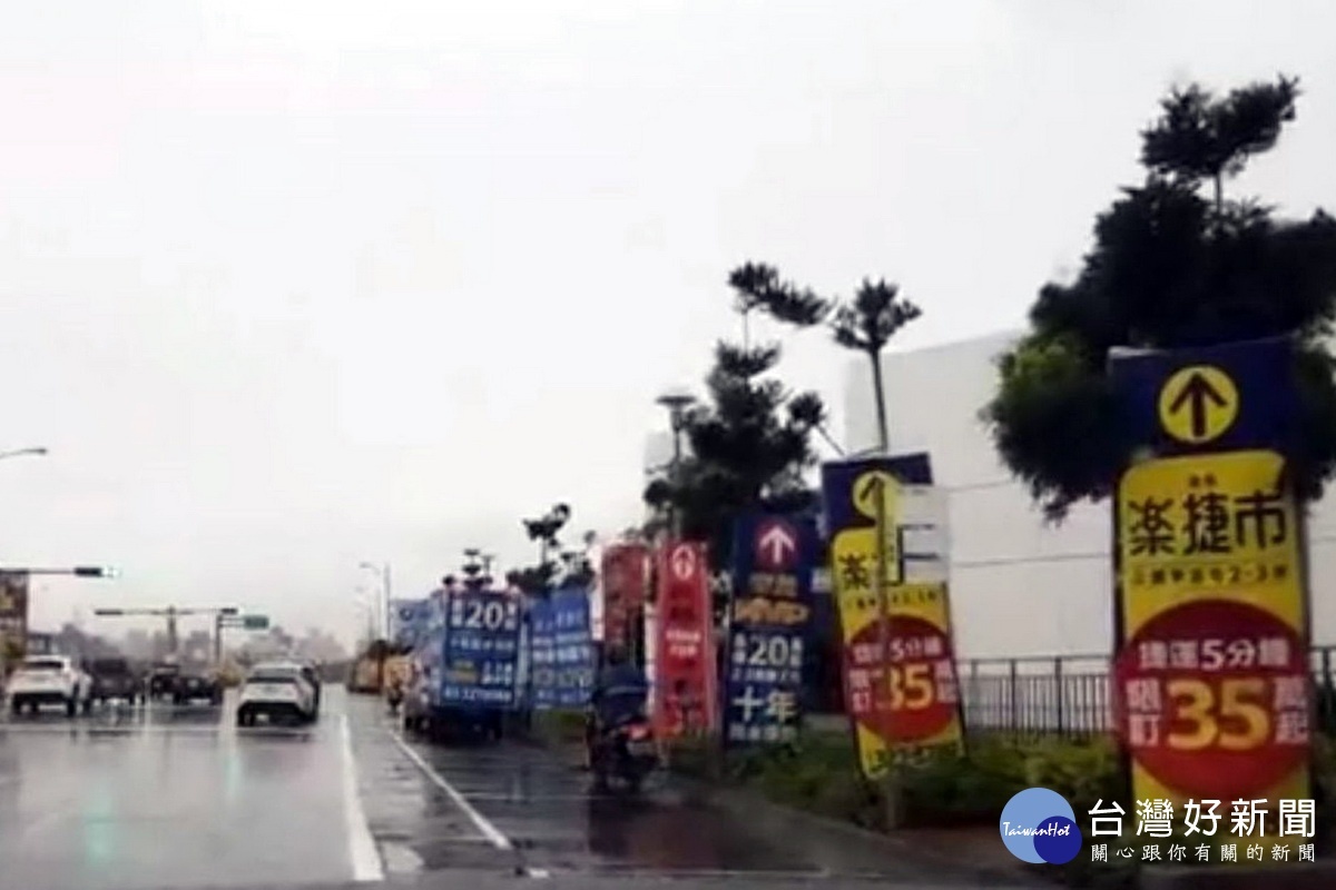 龜山區機捷A7站旁附近道路行道樹遭建商看板「綁滿綁死」。(詹江村議員提供)