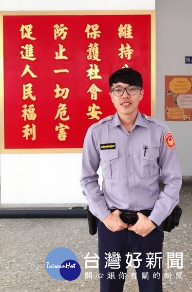 北港警方獲報獨居老翁暫時性失聯,立即趕赴家中關懷,果真發現老翁中風倒地,經緊急送醫挽回寶貴性命。(記者陳昭宗拍攝)