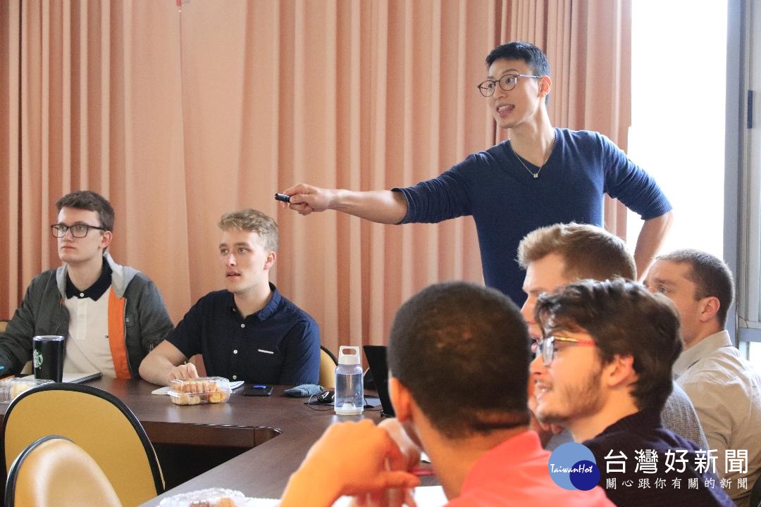 中原大學應用華語文學系老師提供UWM大學交換生專業之華語文教學。