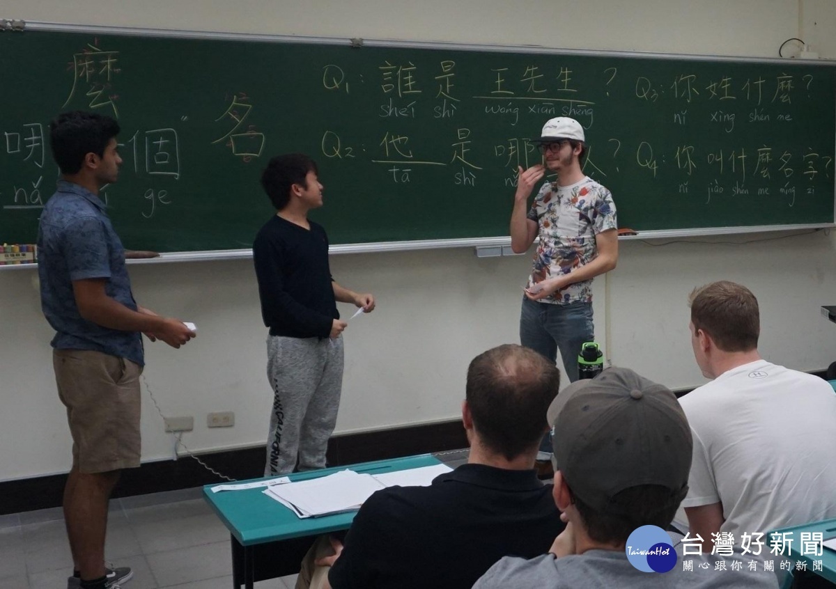 美國UWM大學交換生在中原大學學習華語文，興趣盎然。
