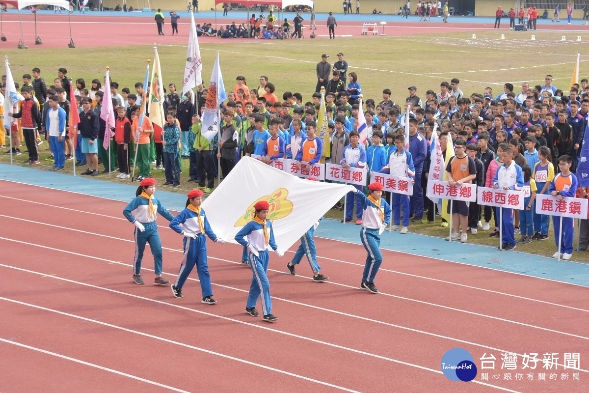 中小學聯合運動會開幕會旗進場。