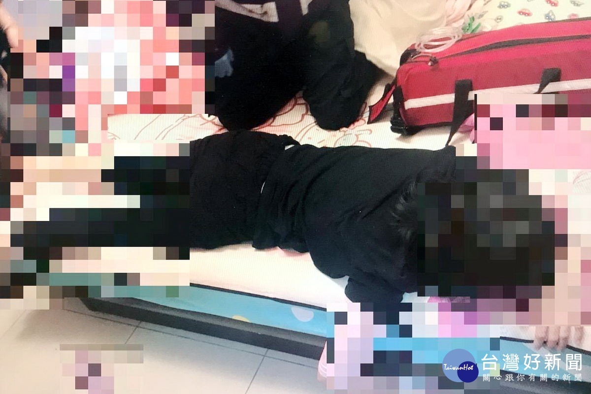 蘆竹警方找到林女時，發現人已昏迷趴臥在床舖旁邊。