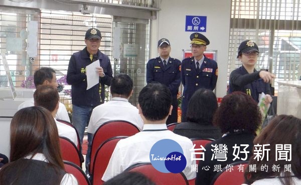 北港警方於銀行尚未營業前舉辦座談會,期望透過警民聯手建立反毒「友善通報網」與「反詐騙防護網」,展現維護治安的決心。(記者陳昭宗拍攝)
