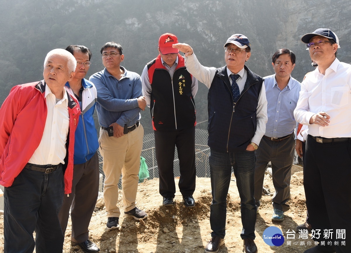 王源鍾(左)經常陪同林縣長與同仁會勘各地景觀建設。