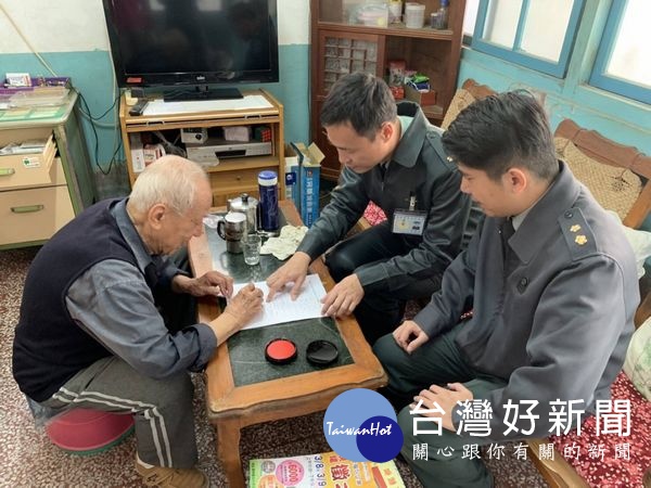 雲林縣後備指揮部政戰處長張志宇中校與留守科長邱靖文少校前往拜訪國軍遺族，除送上溫暖的問候，亦協助申辦相關權益，表達國軍關懷之意。