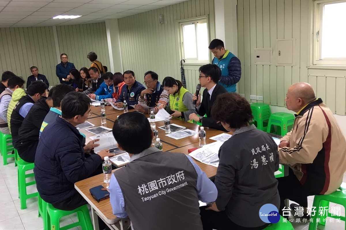 針對龜山第一公墓公園化等問題,桃園市政府民政局長湯蕙禎會同相關單位人員、當地民意代表、里長開會研議。