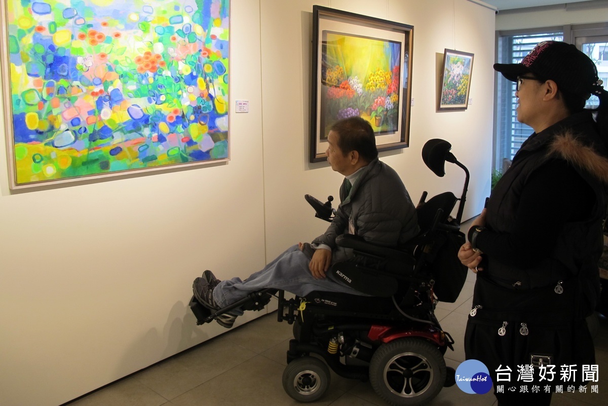 「有愛無礙、跨越障礙~長庚醫療體系口足畫作聯合展覽」於A8藝文中心展出。