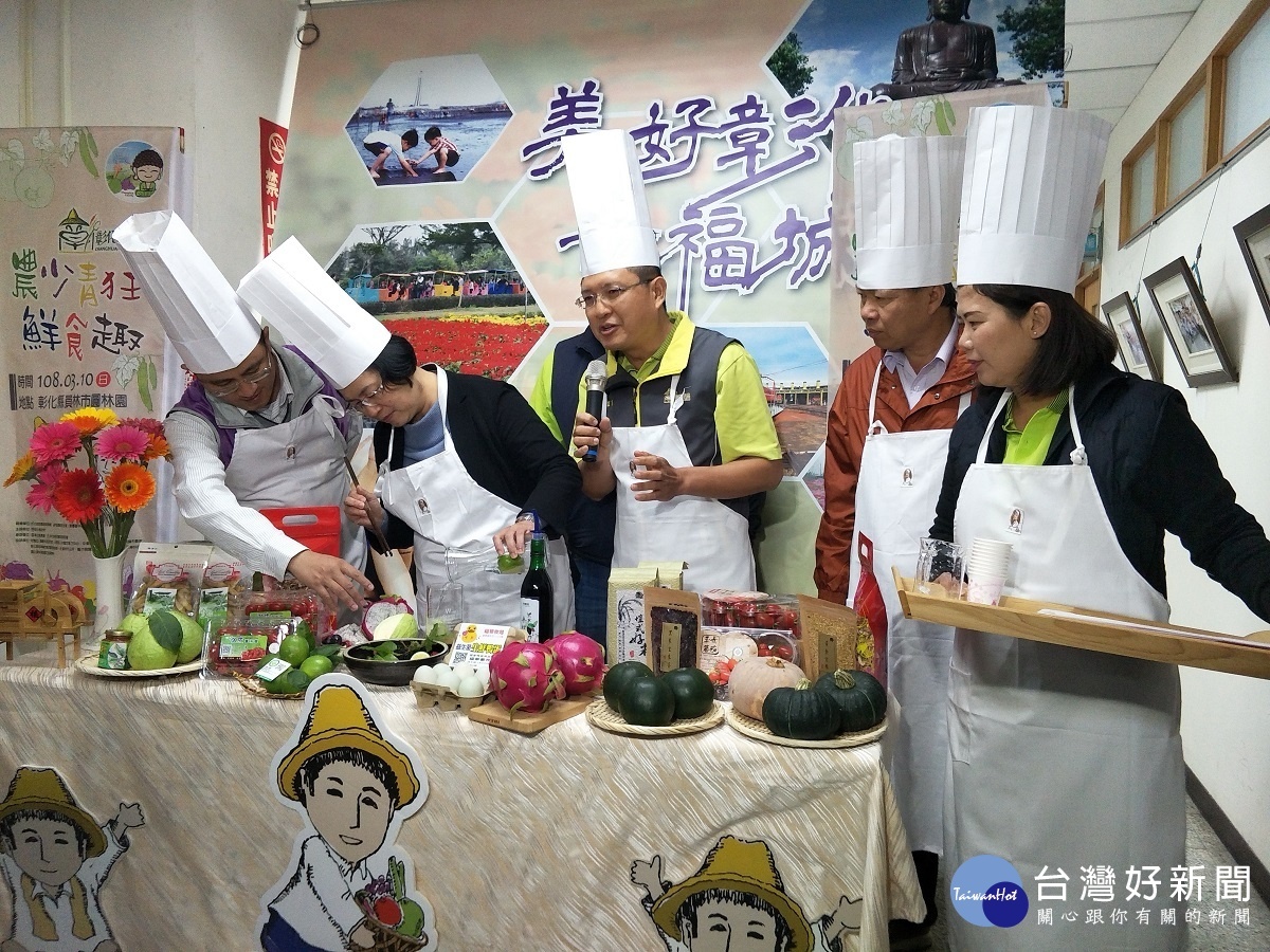 農業大縣縣長王惠美,親自用在地鮮果農產品調製果汁,與大家分享。圖/記者鄧富珍攝