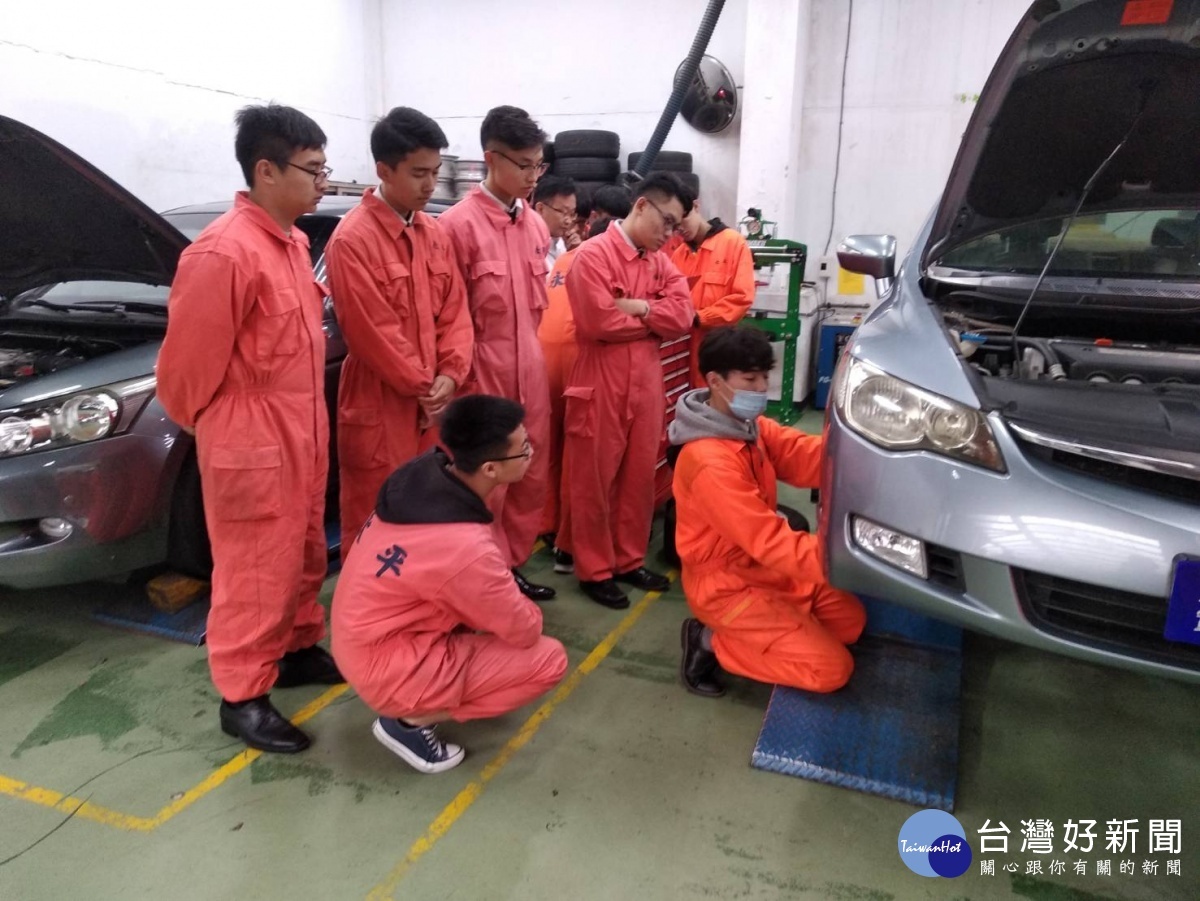 汽車科實際操作汽修技術。