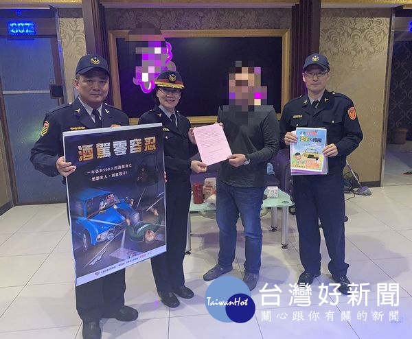 虎尾警分局長陳立祺率隊前往轄區特種場所實施威力掃蕩,並宣導酒駕之危險性及相關刑事責任,表達警方對於打擊不法之決心。(記者陳昭宗拍攝)