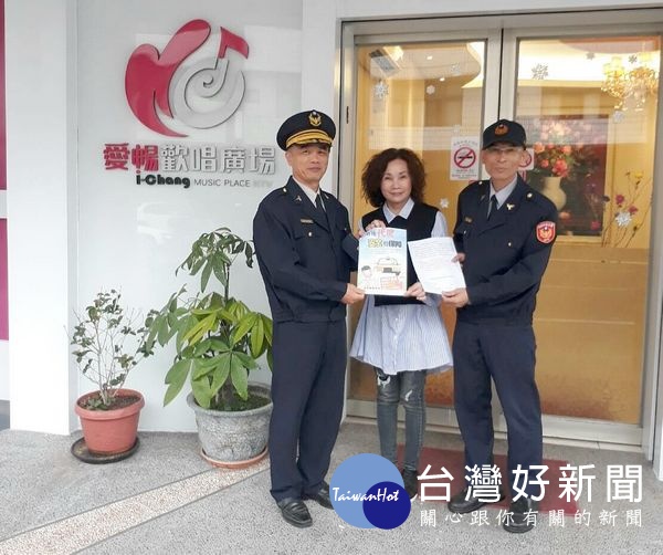 為貫徹酒駕零容忍並防範街頭暴力,北港警方同步實施擴大臨檢,冀以優勢警力,嚇阻犯罪行為,展現強化社會治安的決心。(記者陳昭宗拍攝)