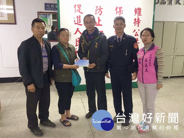 宏仁所長蔡瑞彬發現轄區居民因家貧,髮妻喪葬費無著落,結合「夜市慈愛組織」等伸出援手,在村長及議員助理見證下交付家屬。(記者陳昭宗拍攝)