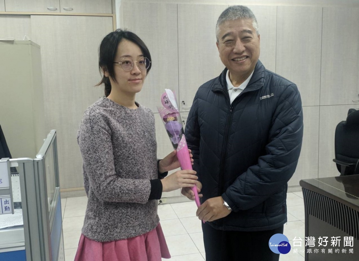 中壢警分局感謝女性同仁平常於工作崗位上不辭辛勞,致贈玫瑰花給分局所有女性同仁及婦女志工。