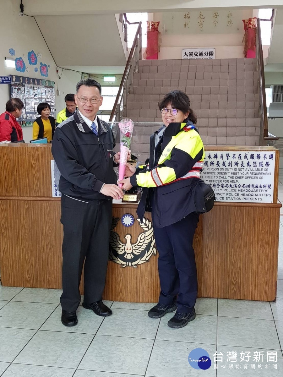 大溪警分局長陳百祿致贈玫瑰花等，祝女性員警和志工都婦女節快樂。