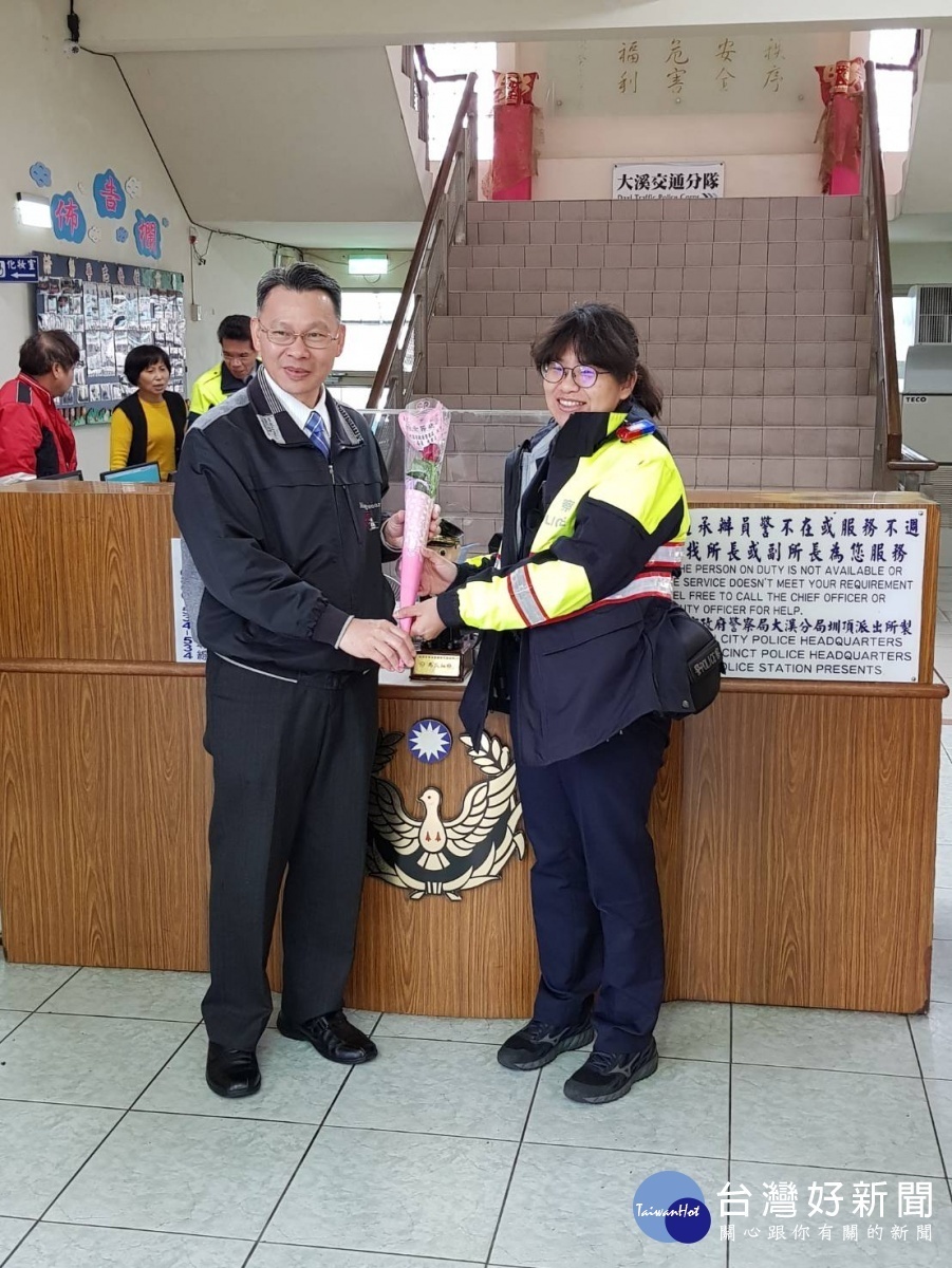 大溪警分局長陳百祿致贈玫瑰花等,祝女性員警和志工都婦女節快樂。