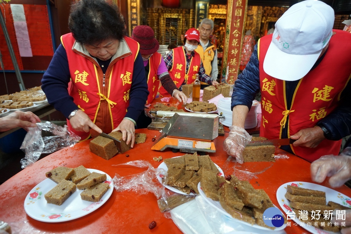 農曆2月2日伯公生，4宮廟同慶伯公誕辰，並將祭祀完畢的壽龜「分福」給參與的民眾。