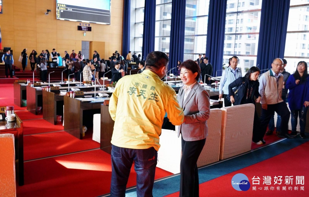 盧秀燕市長議會結束後都會和議員互動。