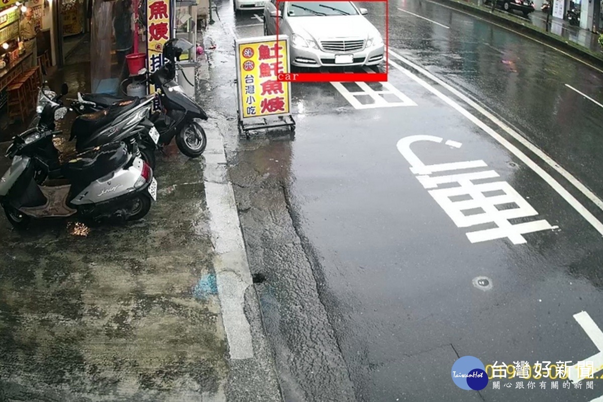 桃園市內壢火車站前科技執法取締的違停車輛。（交通局提供）