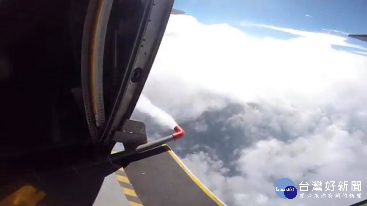 經濟部水利署把握華南雲雨區通過時機，這幾天與空軍合作，在空中實施人工造雨，盼為水庫挹注更多水量。（圖／空軍司令部臉書專頁）