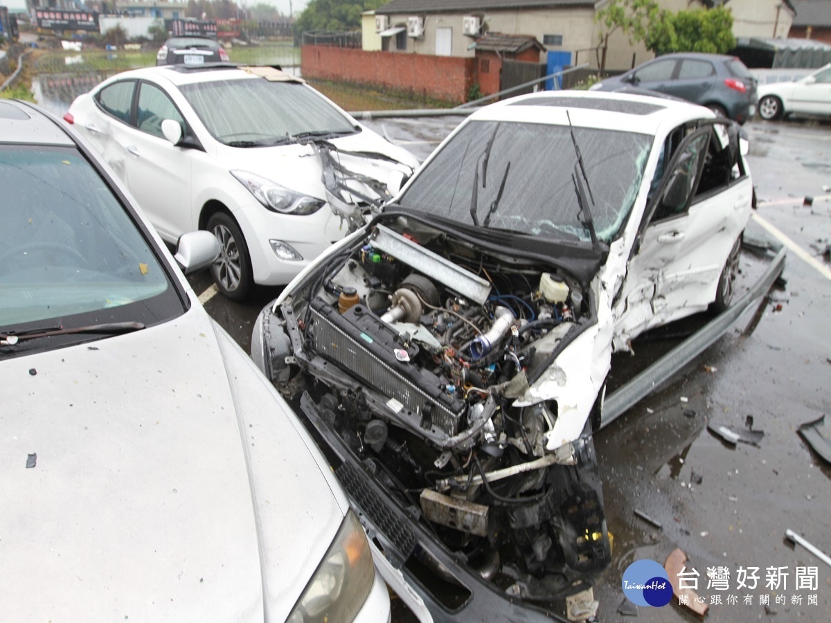 大村鄉深夜傳出車禍意外 白色Lexus雨天路滑衝撞一旁4部車輛