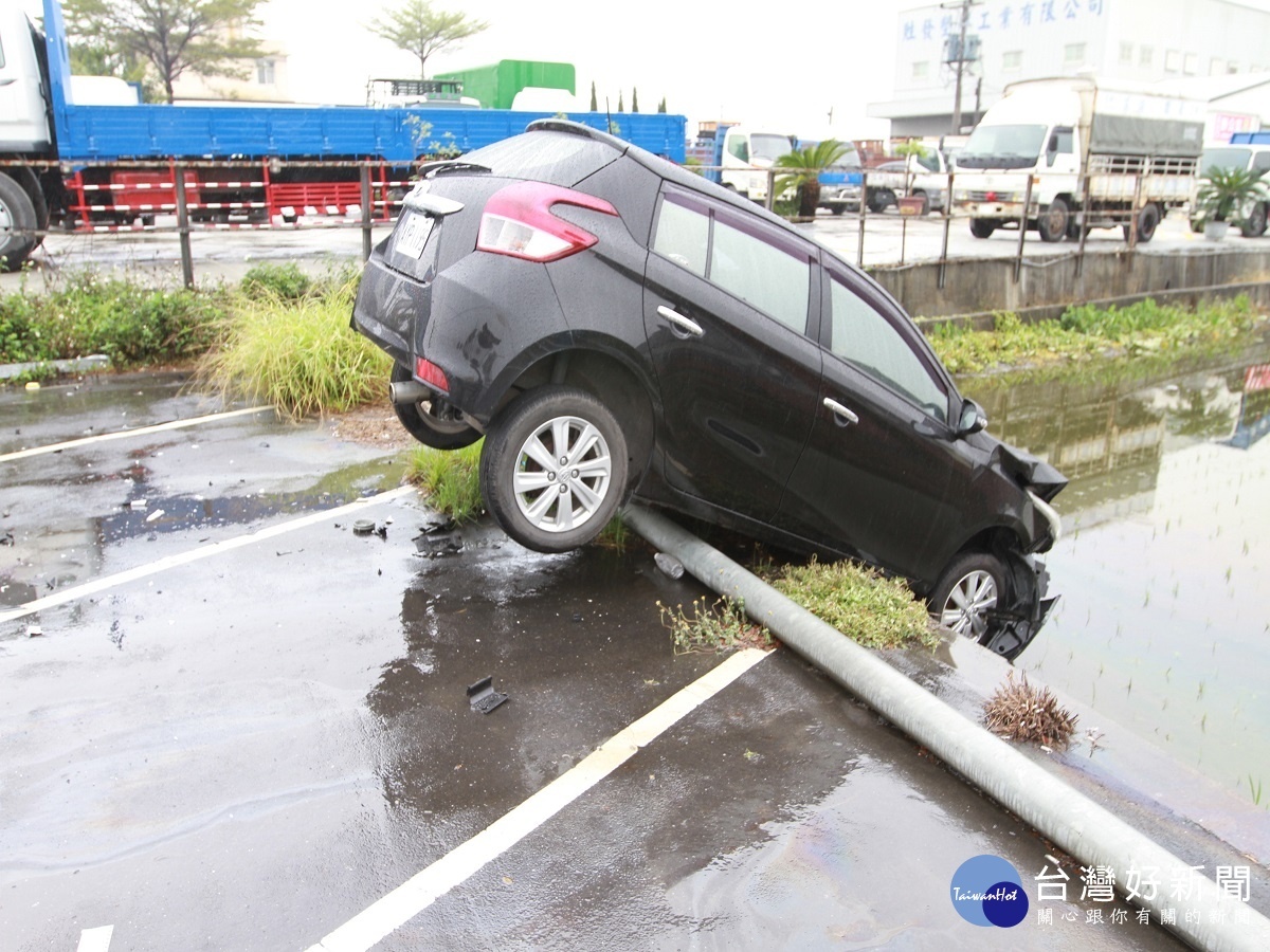 大村鄉深夜傳出車禍意外　白色Lexus雨天路滑衝撞一旁4部車輛 台灣好新聞 第3張