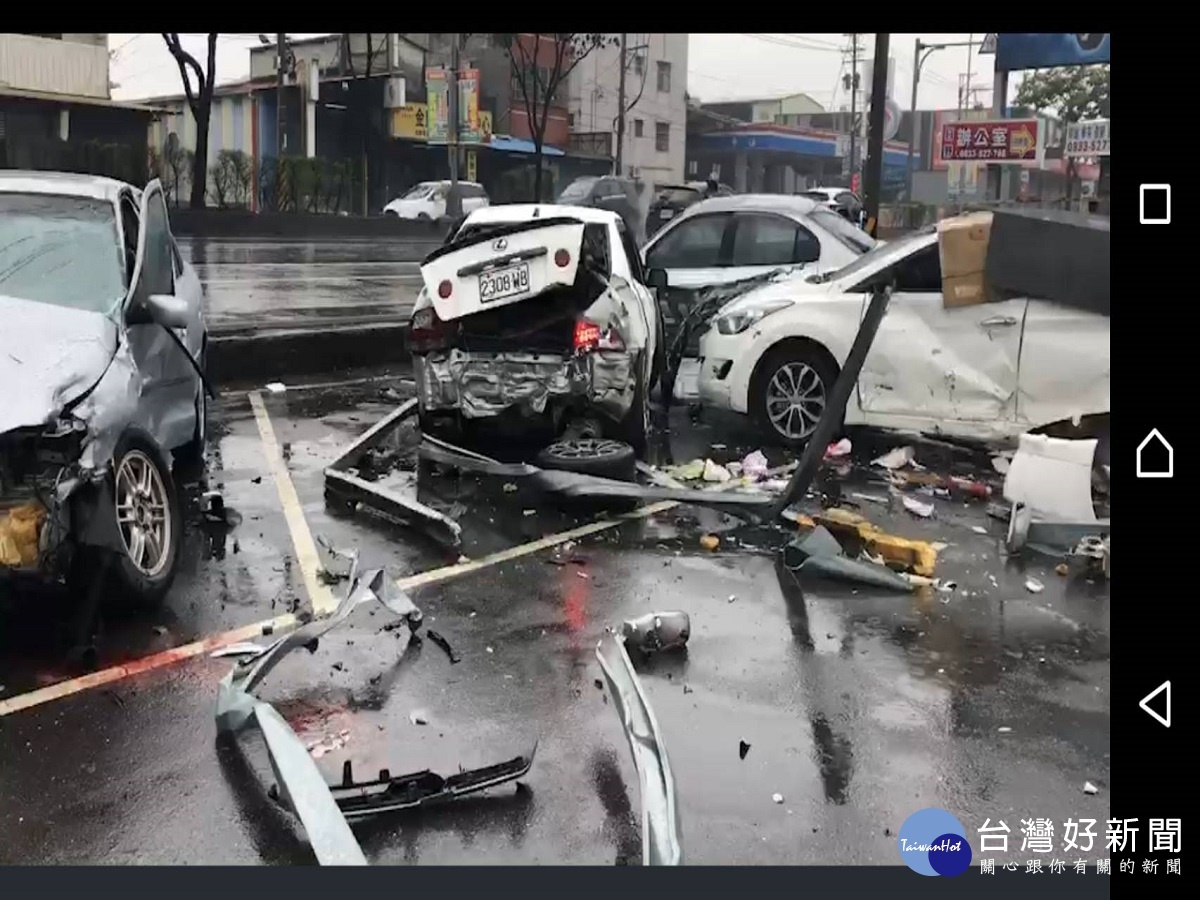 大村鄉深夜傳出車禍意外　白色Lexus雨天路滑衝撞一旁4部車輛 台灣好新聞 第1張