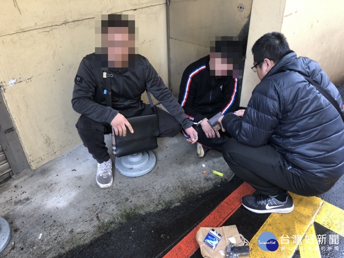 中壢警分局展開一波區域閉鎖式威力掃蕩勤務,維護社會治安。