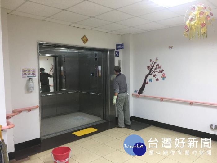 桃園區某護理之家疑似發生流感群聚,衛生局為防堵疫情擴大,立刻派員前往護理之家進行疫調。
