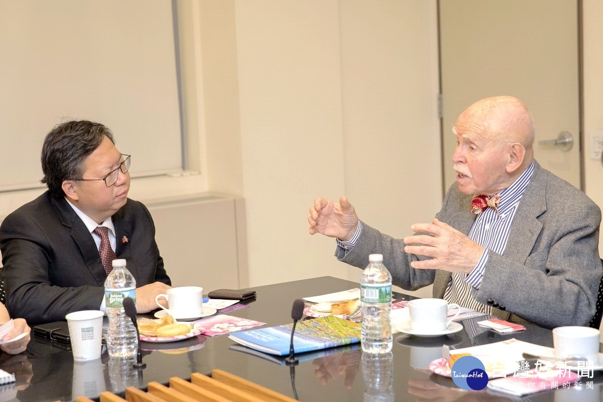 桃園市長鄭文燦拜訪紐約大學法學院教授亞美法研究所共同主任孔傑榮,雙方進行美中台關係進行討 論。