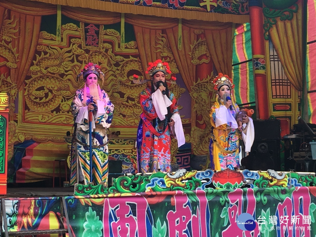 三獻禮中場進行福祿壽三仙會。(記者扶小萍攝)