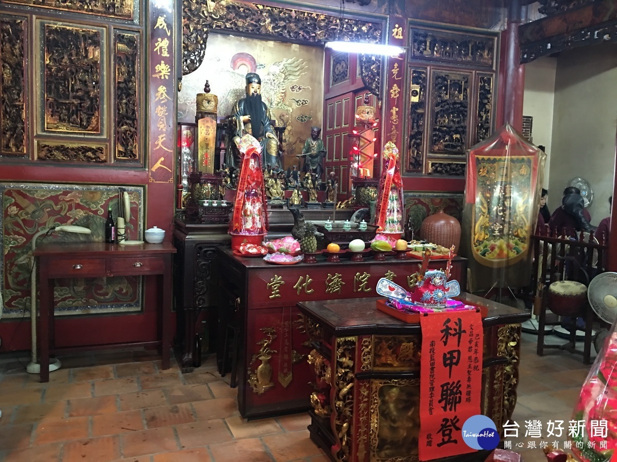 紅袍和狀元帽置於案前,進科甲儀式隆重。(記者扶小萍攝)