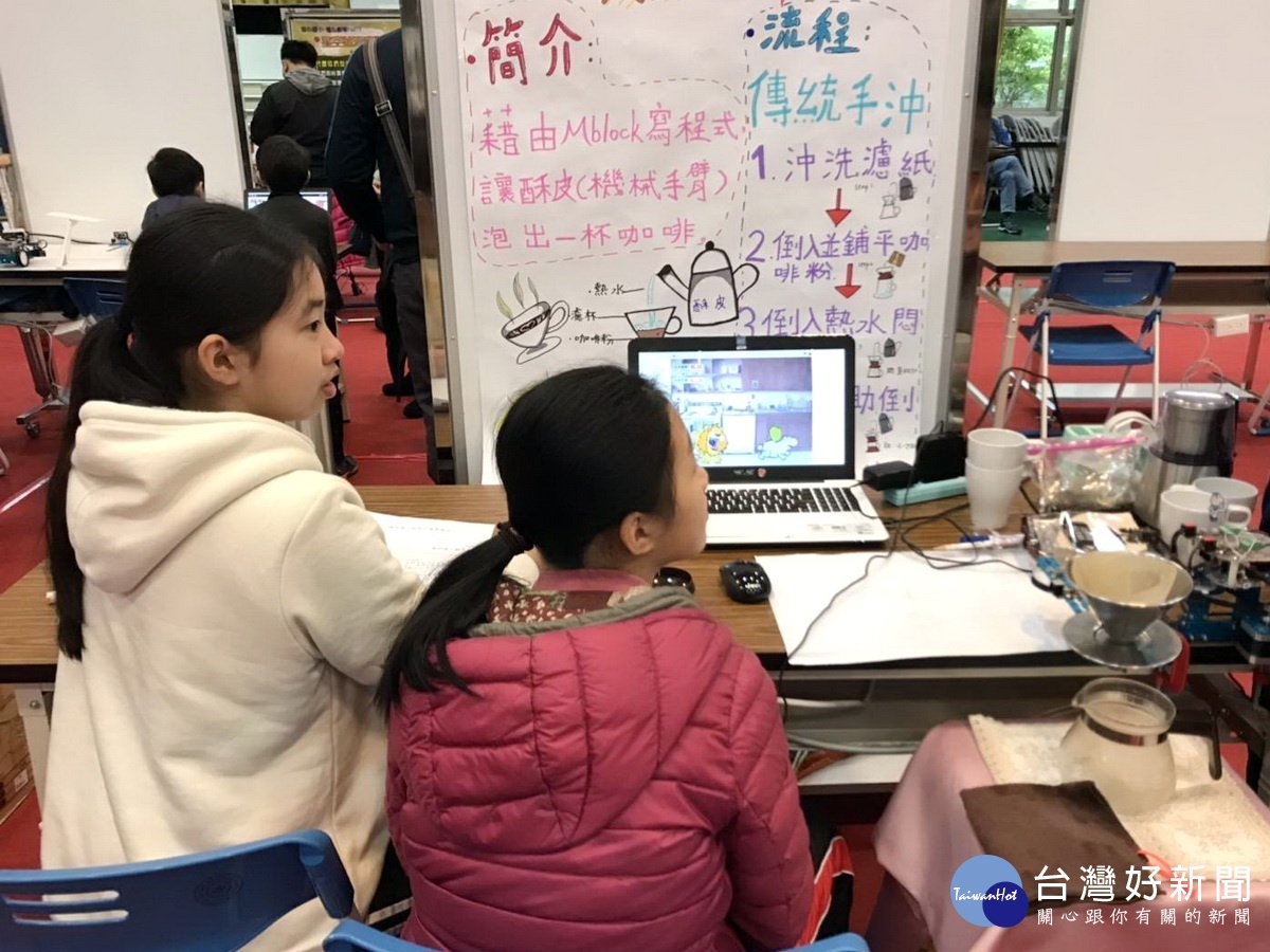 「桃園市108年Scratch程式暨創意競賽」於大溪高中登場,與賽選手聚精會神的發揮創意。
