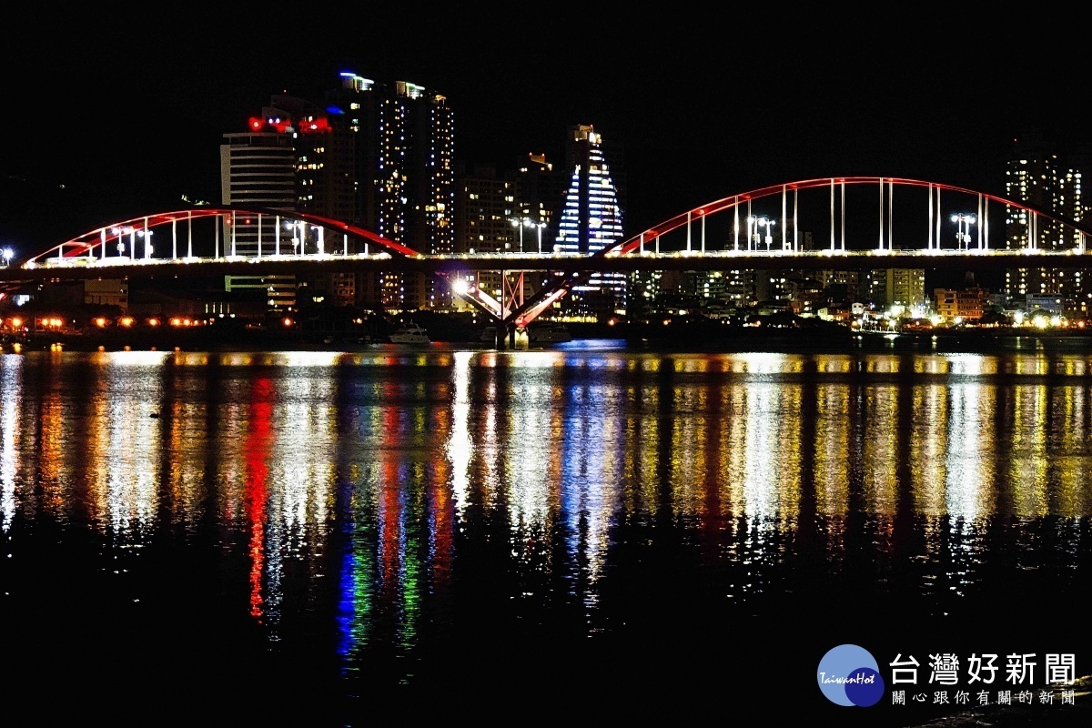 即使是天黑，關渡大橋的夜景也是絕美（圖／台北市水利處提供）
