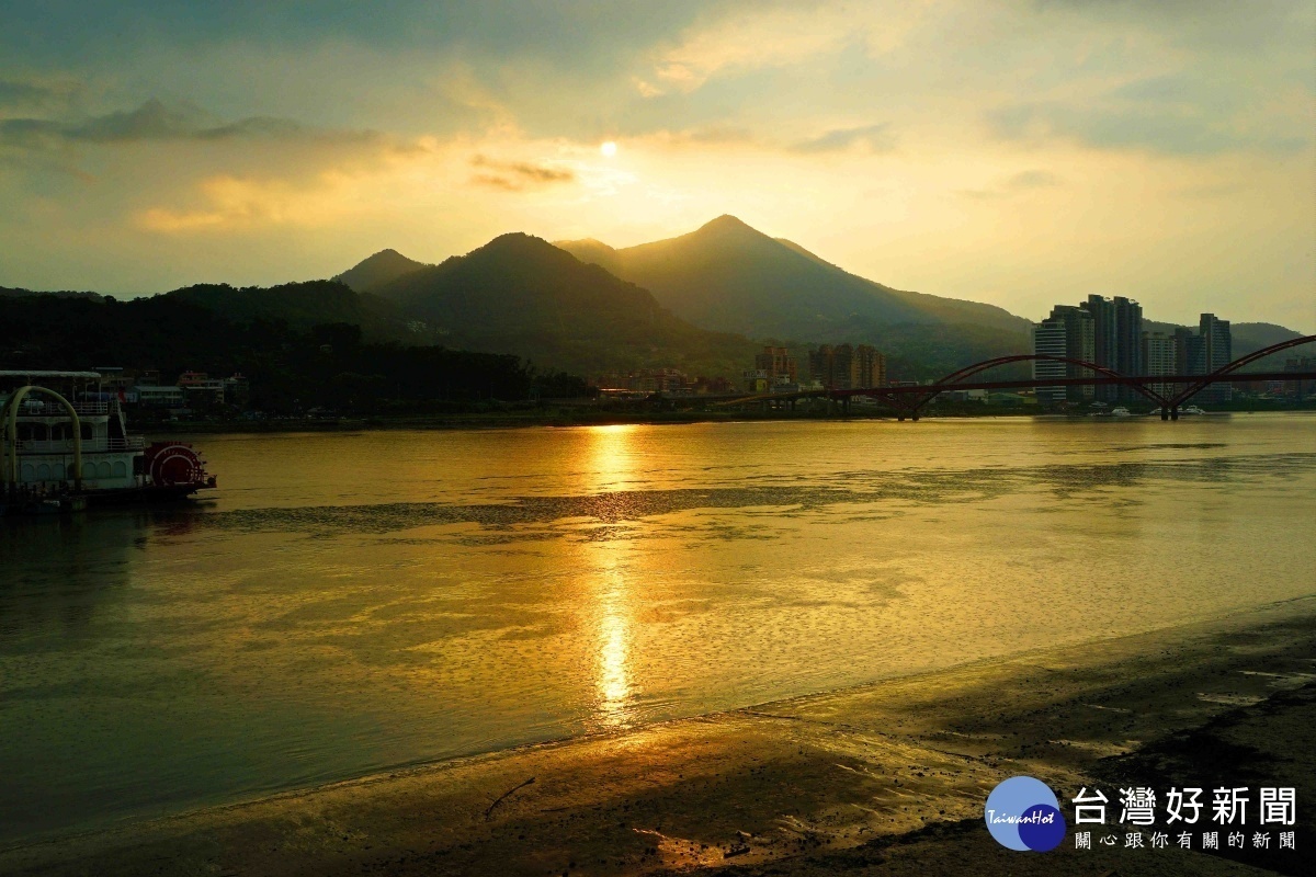 關渡碼頭的夕陽河景美不勝收（圖／台北市水利處提供）