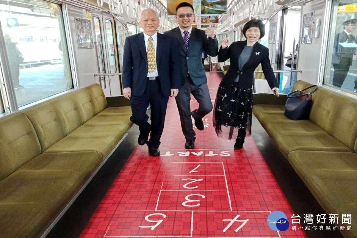 彩繪列車車廂內地板設計以台灣古厝磚瓦為主軸，搭配充滿懷舊回憶的跳房子遊戲讓旅客充滿兒時的回憶。