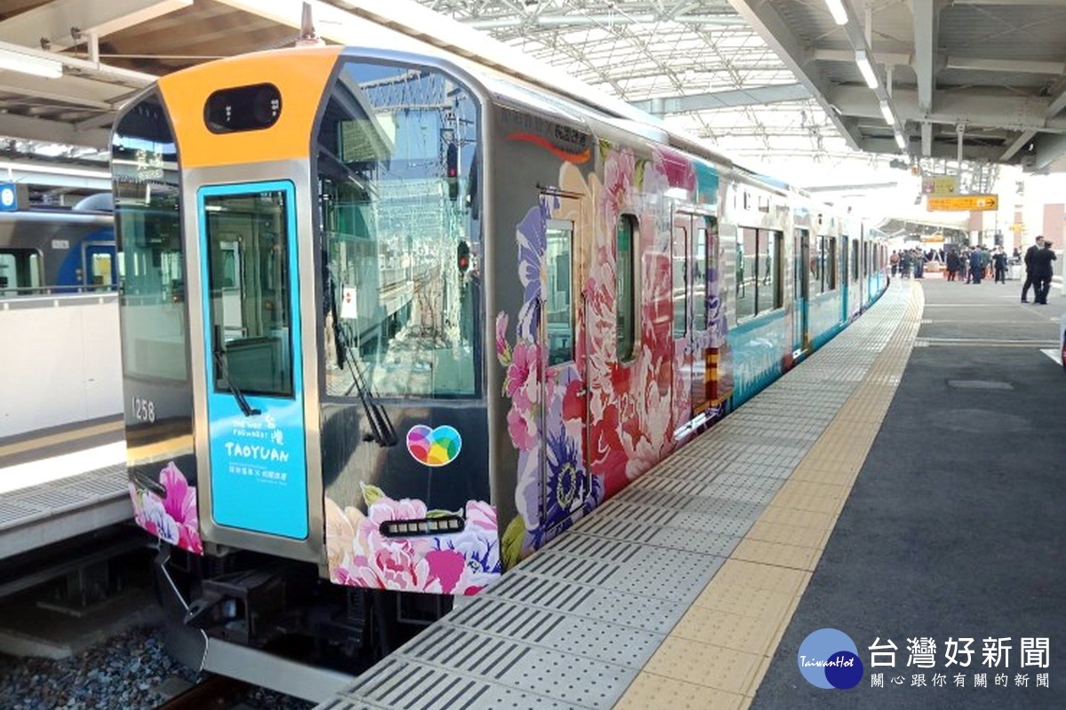 桃園市是台灣客家第一庄,彩繪列車的主視覺以客家花布元素為主體,代表台灣的特色如花樣般美麗精采。