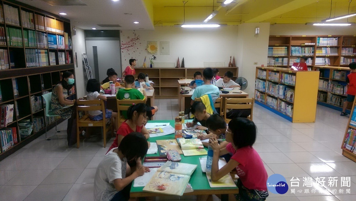 南投縣圖書館經常舉辦不同活動引導學子學習。(資料照)
