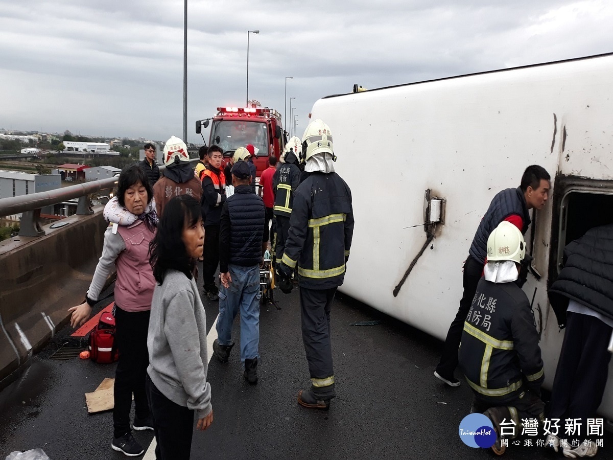 國3南下和美路段發生遊覽車翻覆 造成5人重傷、28人輕傷(圖照翻攝)