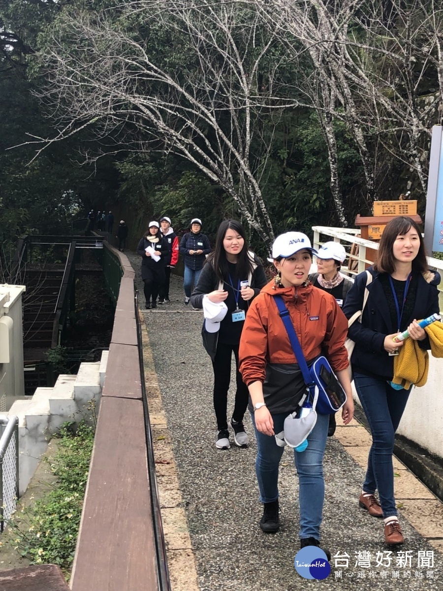 拓展日本銀髮族巿場,百人日月潭齊步走。