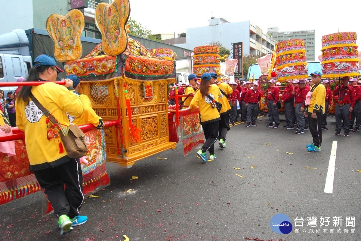 南瑤宮的媽祖鑾轎(左)和松山慈祐宮的鑾轎進行參禮。