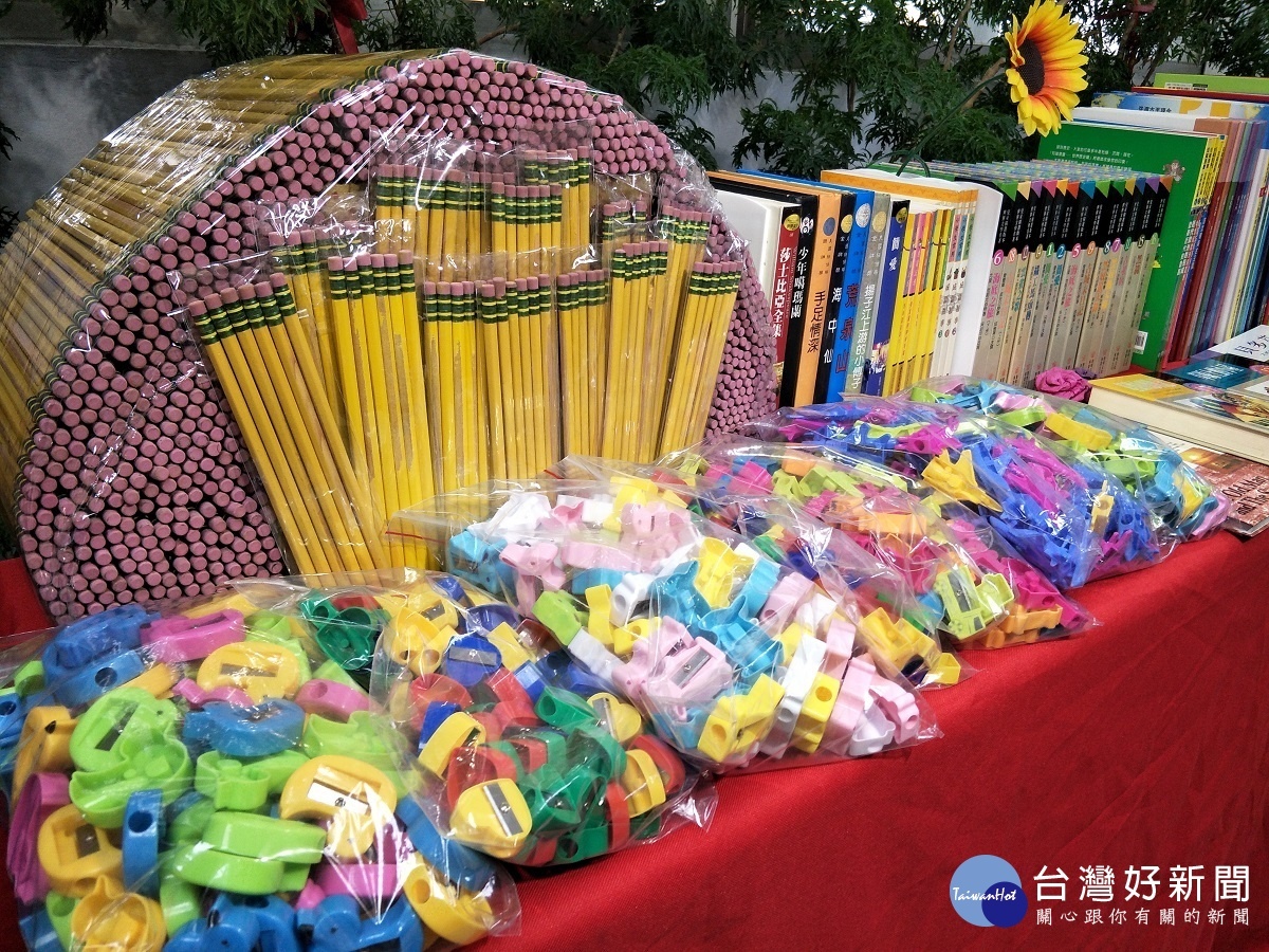 伸仁紡織捐贈30萬枝鉛筆及一萬個削鉛筆器,嘉惠偏鄉學生。圖/記者鄧富珍攝